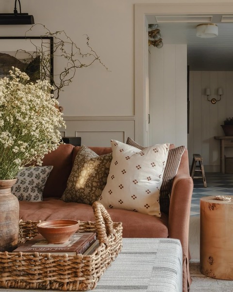 Inspiración: sofá terracota con cojines y materiales naturales