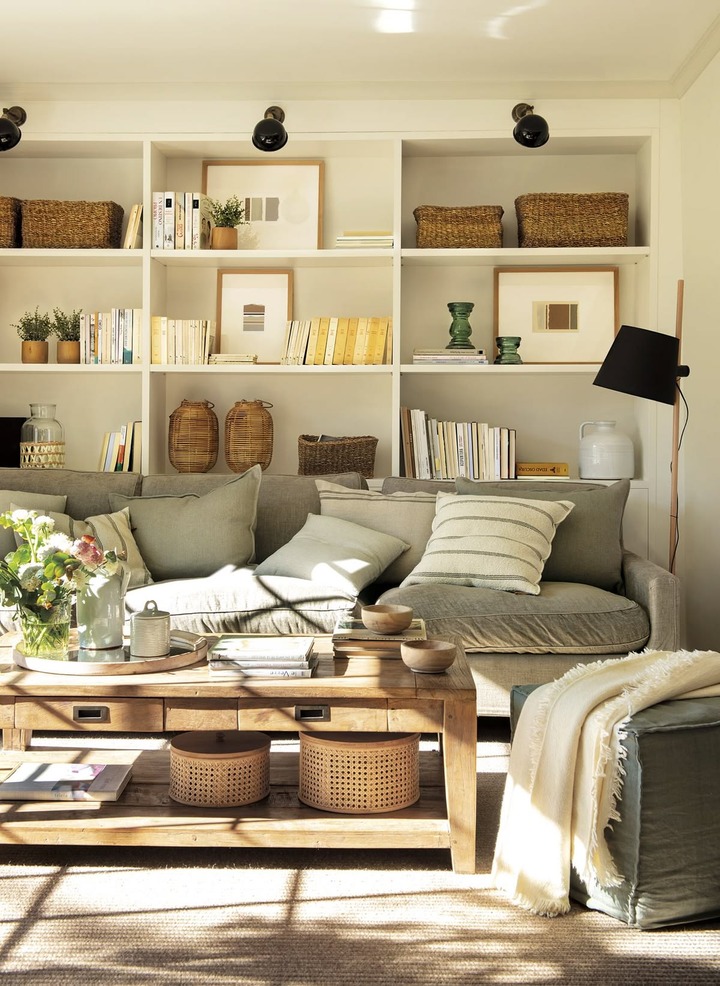 Referencia de estilo clásico renovado: salón con librería y materiales naturales